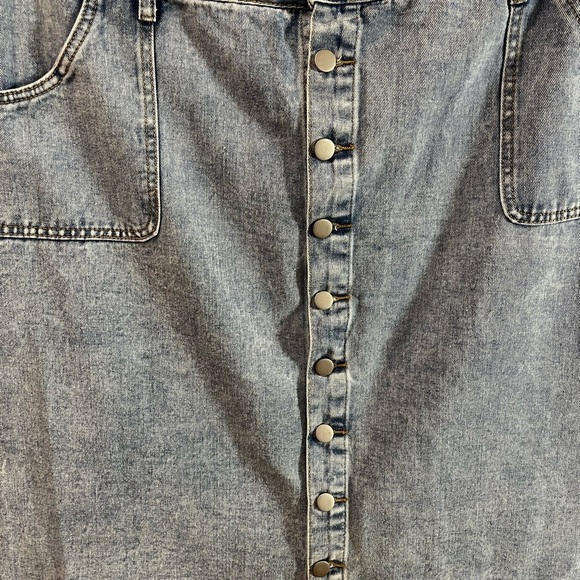Light Wash Denim Skirt – 3XL – Button Front - Picture 5 of 7